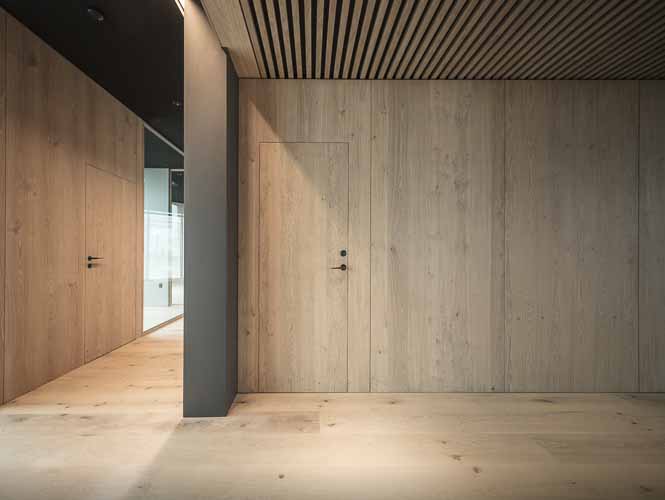 Egetræsdøre integrereet i væg Egetræsdøre integreret