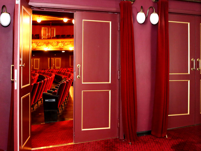 Klassiske fyldningsdøre til det kongelige teater