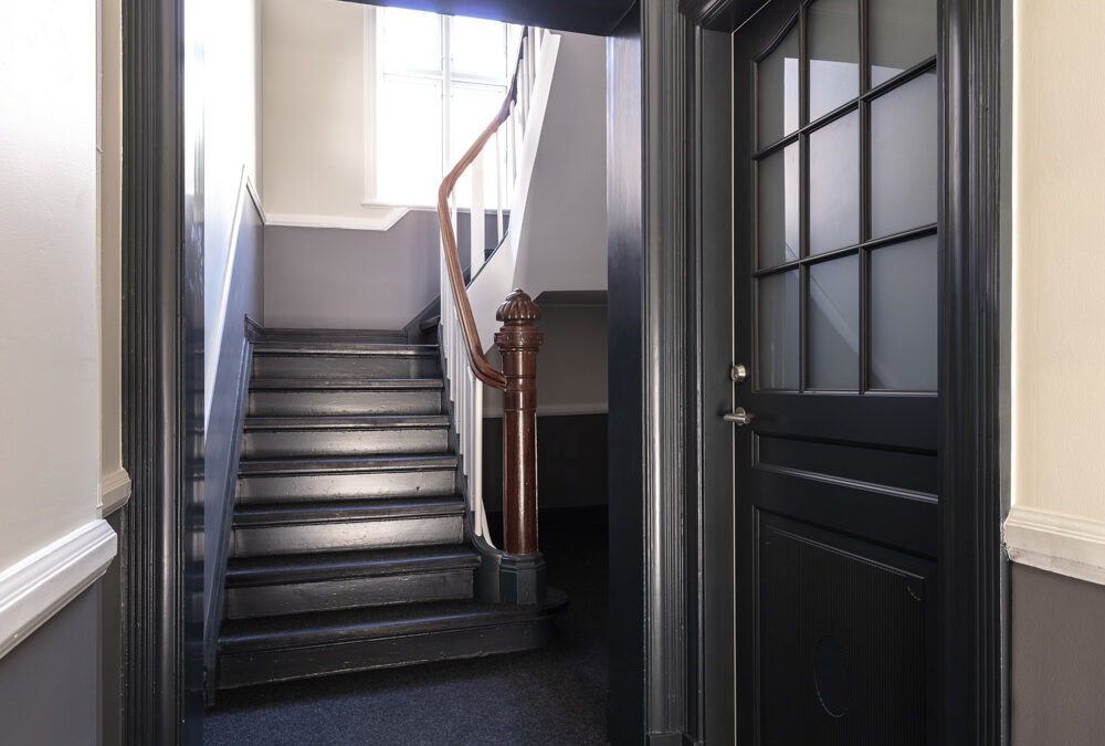Nye, mørkegrå opgangsdøre