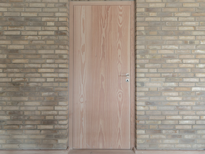 Arkitekttegnet villa med Vahle døre i Dinesen Douglas Layers