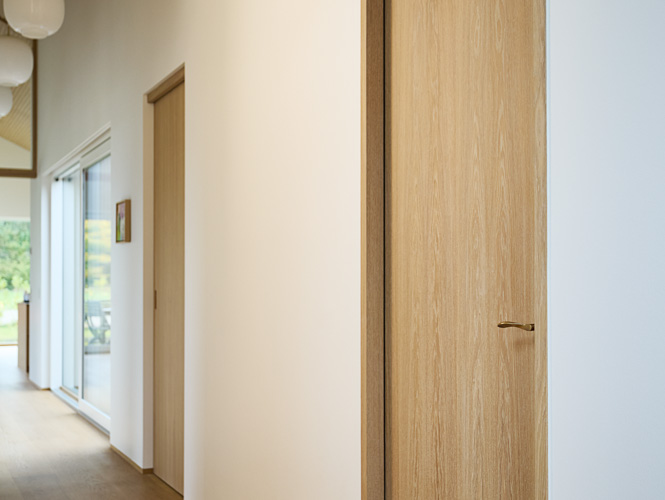 Vahle døre i egetræ som glatte døre, skydedøre og pinoldøre