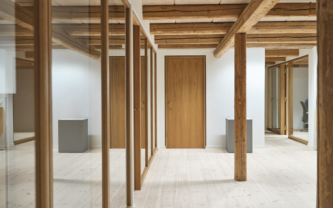 Stilfuldt kontor med døre og glaspartier i egetræ